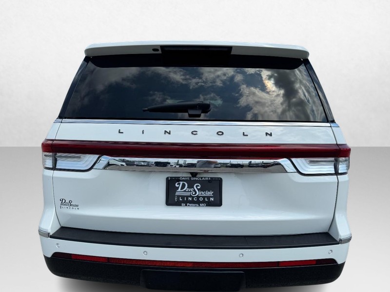 Lincoln Navigator Vehicle Full-screen Gallery Image 06