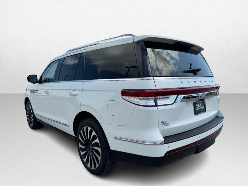 Lincoln Navigator Vehicle Full-screen Gallery Image 07