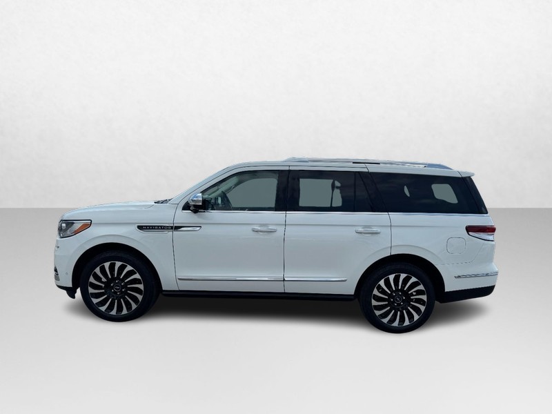 Lincoln Navigator Vehicle Full-screen Gallery Image 08