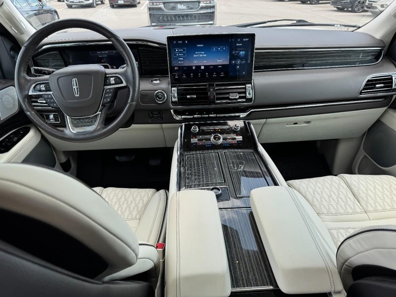Lincoln Navigator Vehicle Full-screen Gallery Image 09