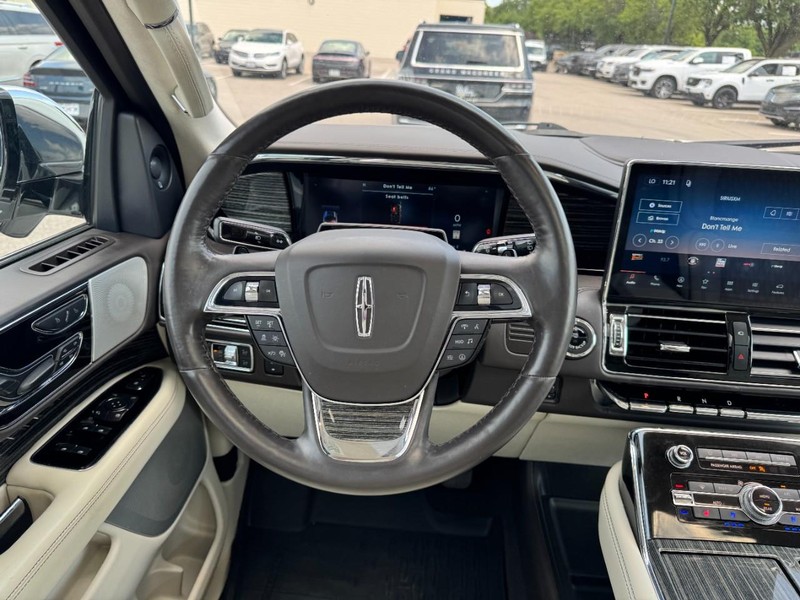 Lincoln Navigator Vehicle Full-screen Gallery Image 10