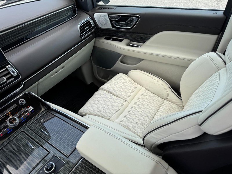 Lincoln Navigator Vehicle Full-screen Gallery Image 11