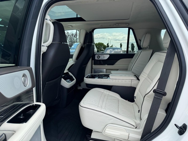 Lincoln Navigator Vehicle Full-screen Gallery Image 12