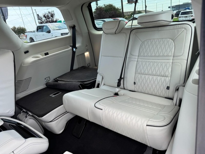 Lincoln Navigator Vehicle Full-screen Gallery Image 13