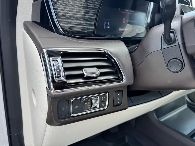 Lincoln Navigator Vehicle Full-screen Gallery Image 14