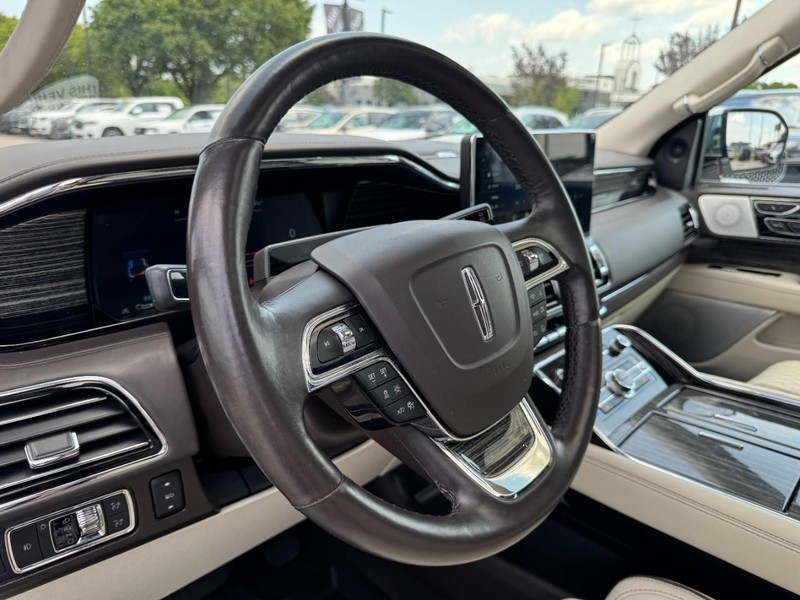 Lincoln Navigator Vehicle Full-screen Gallery Image 15