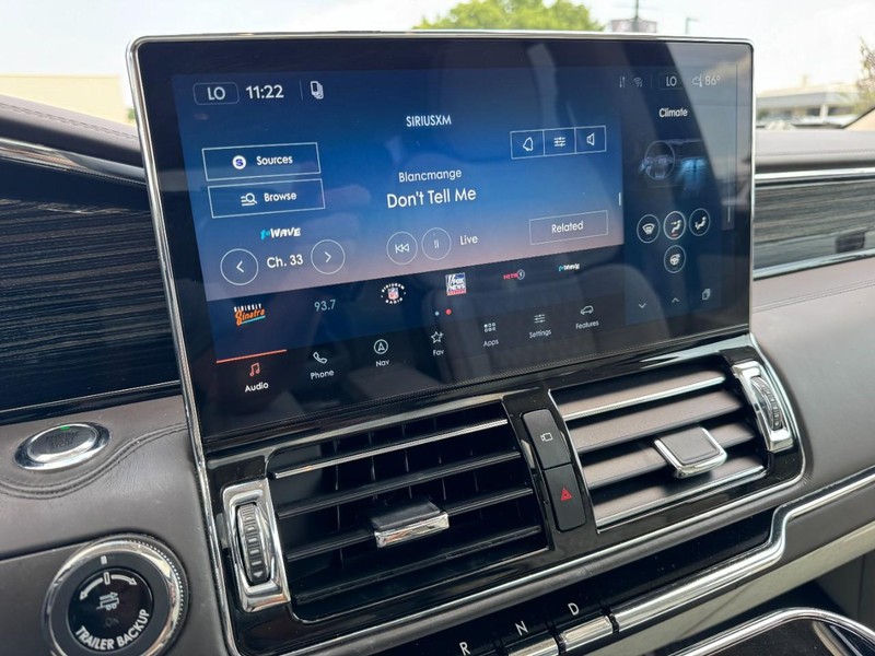 Lincoln Navigator Vehicle Full-screen Gallery Image 16