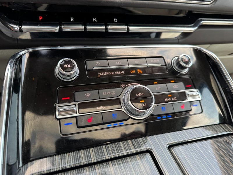 Lincoln Navigator Vehicle Full-screen Gallery Image 17