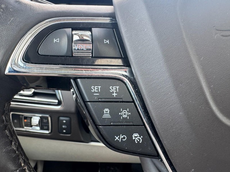 Lincoln Navigator Vehicle Full-screen Gallery Image 18