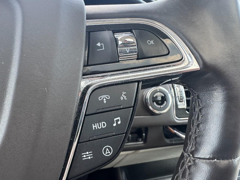 Lincoln Navigator Vehicle Full-screen Gallery Image 19