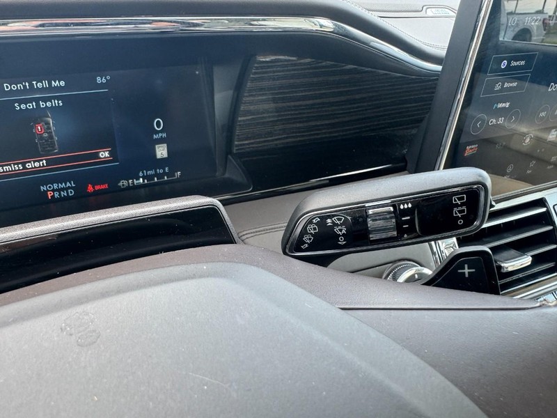Lincoln Navigator Vehicle Full-screen Gallery Image 21