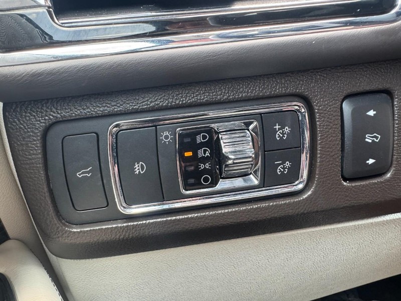 Lincoln Navigator Vehicle Full-screen Gallery Image 22