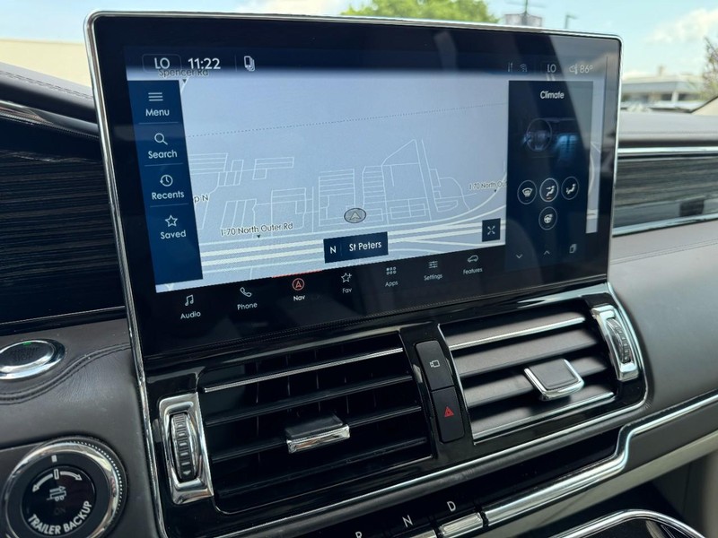 Lincoln Navigator Vehicle Full-screen Gallery Image 23