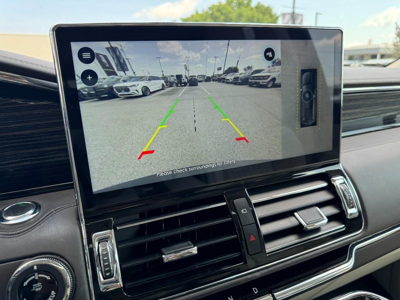 Lincoln Navigator Vehicle Full-screen Gallery Image 24
