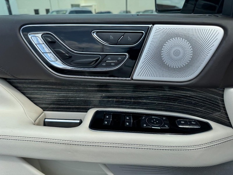 Lincoln Navigator Vehicle Full-screen Gallery Image 25