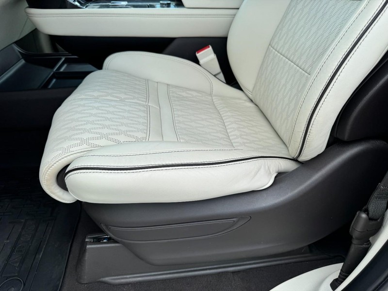 Lincoln Navigator Vehicle Full-screen Gallery Image 26