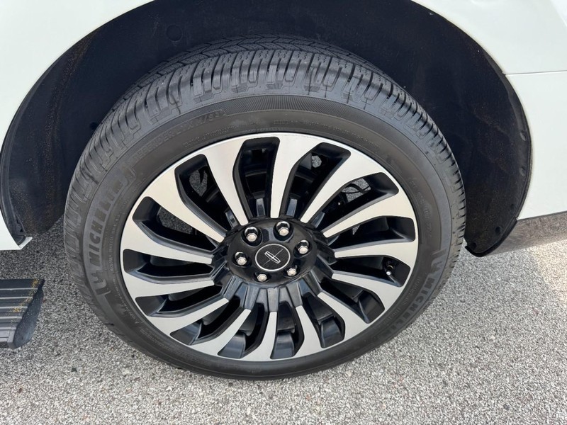 Lincoln Navigator Vehicle Full-screen Gallery Image 27