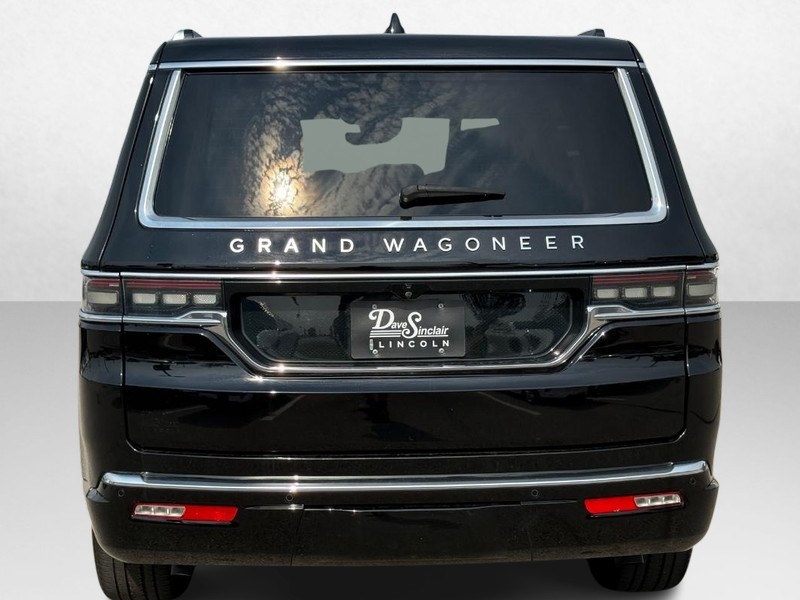 Jeep Grand Wagoneer Vehicle Full-screen Gallery Image 06
