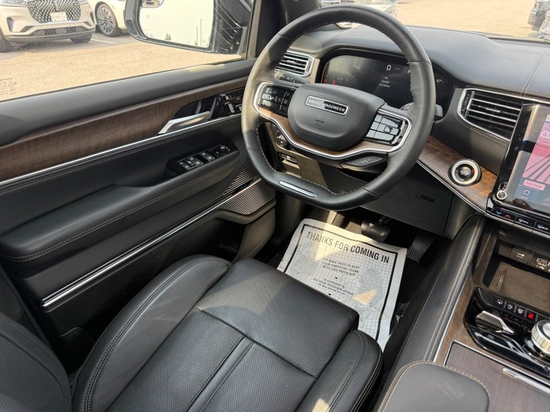 Jeep Grand Wagoneer Vehicle Full-screen Gallery Image 10