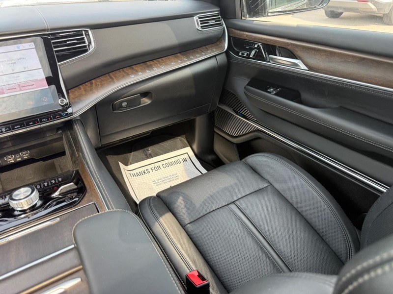 Jeep Grand Wagoneer Vehicle Full-screen Gallery Image 11