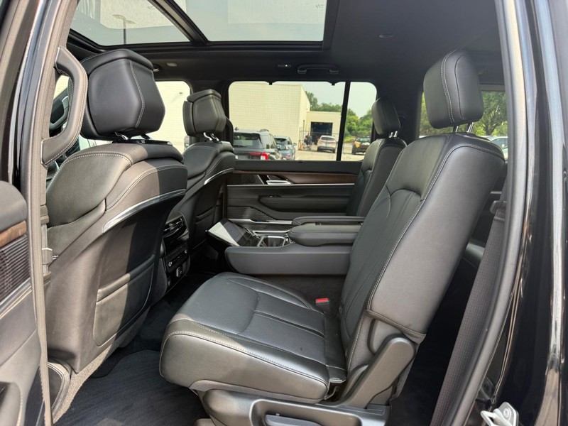 Jeep Grand Wagoneer Vehicle Full-screen Gallery Image 12