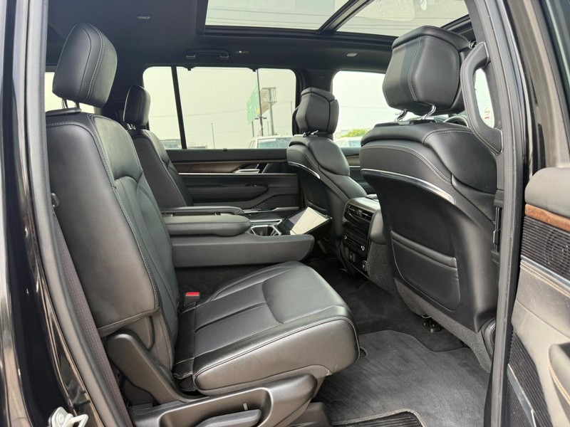 Jeep Grand Wagoneer Vehicle Full-screen Gallery Image 13
