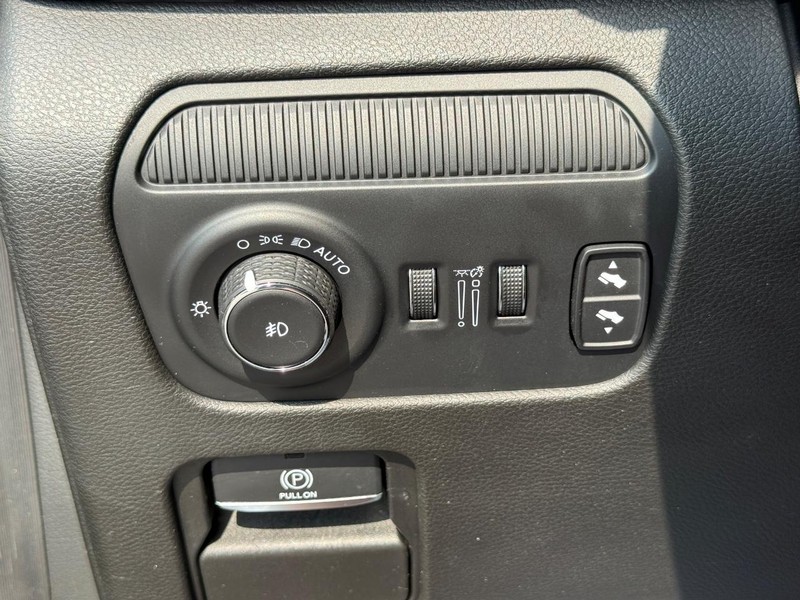 Jeep Grand Wagoneer Vehicle Full-screen Gallery Image 14