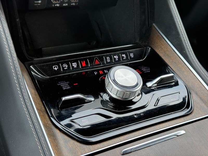 Jeep Grand Wagoneer Vehicle Full-screen Gallery Image 22