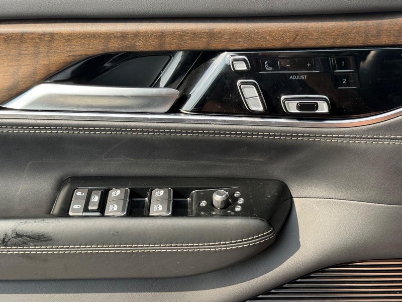 Jeep Grand Wagoneer Vehicle Full-screen Gallery Image 23