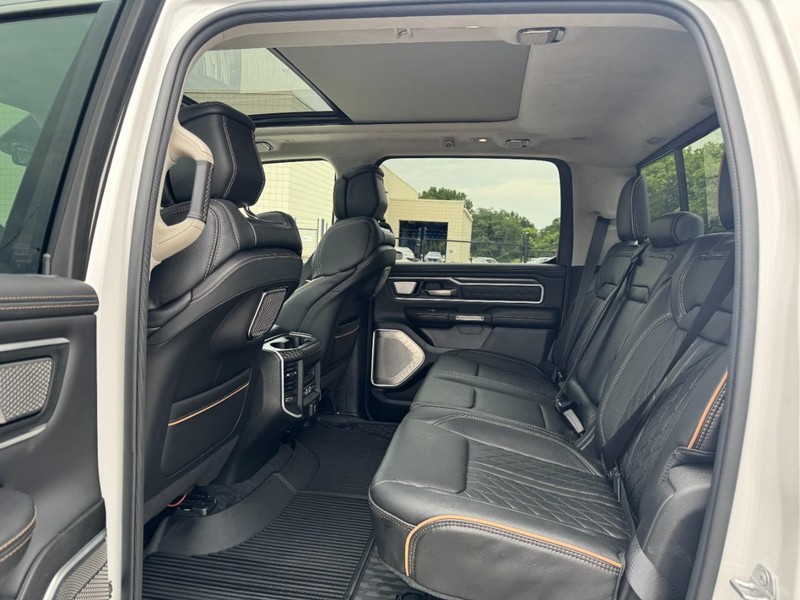 Ram 1500 Vehicle Full-screen Gallery Image 12