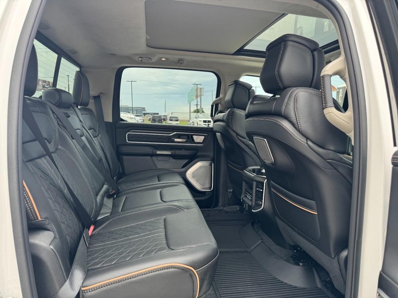 Ram 1500 Vehicle Full-screen Gallery Image 13