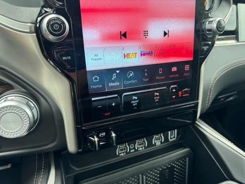Ram 1500 Vehicle Full-screen Gallery Image 17