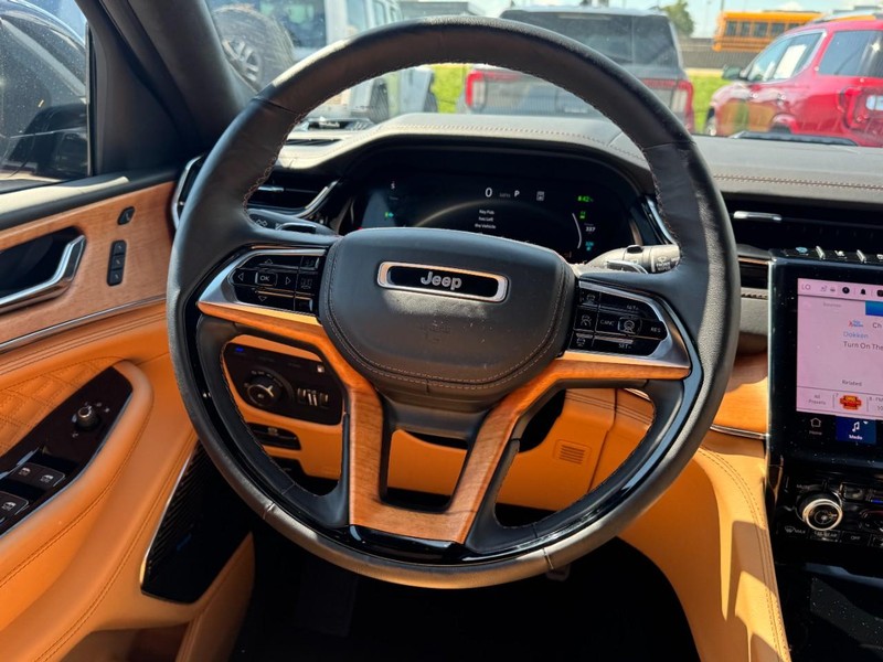 Jeep Grand Cherokee 4xe Vehicle Full-screen Gallery Image 10