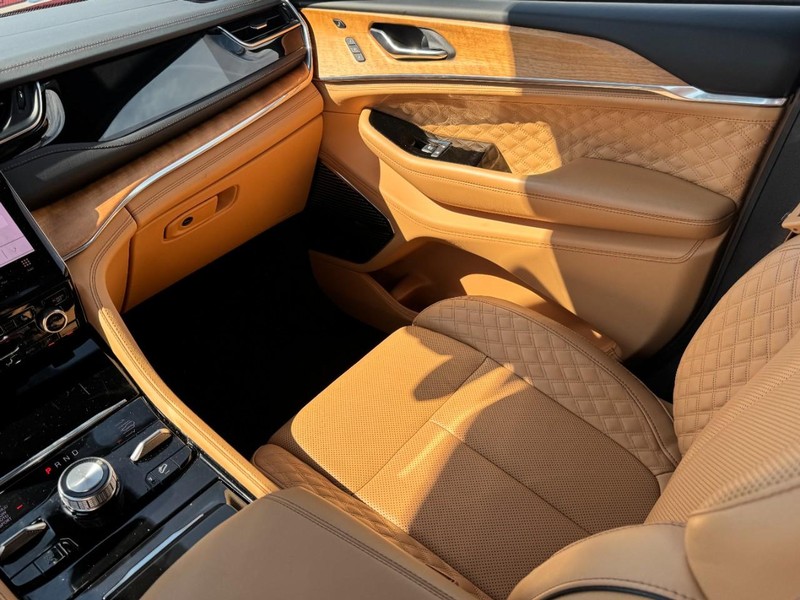 Jeep Grand Cherokee 4xe Vehicle Full-screen Gallery Image 11