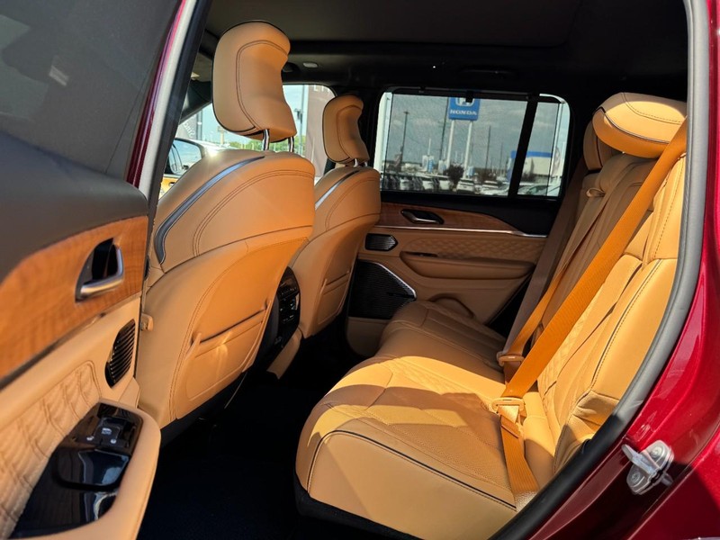 Jeep Grand Cherokee 4xe Vehicle Full-screen Gallery Image 12