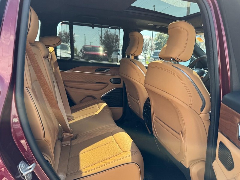 Jeep Grand Cherokee 4xe Vehicle Full-screen Gallery Image 13