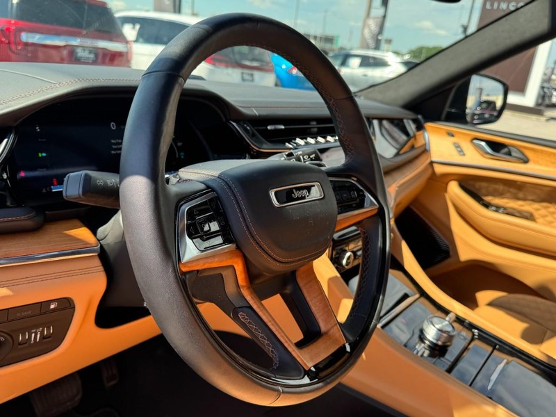 Jeep Grand Cherokee 4xe Vehicle Full-screen Gallery Image 15