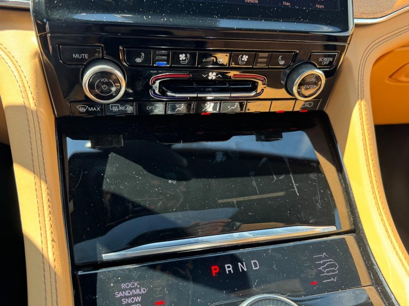 Jeep Grand Cherokee 4xe Vehicle Full-screen Gallery Image 17