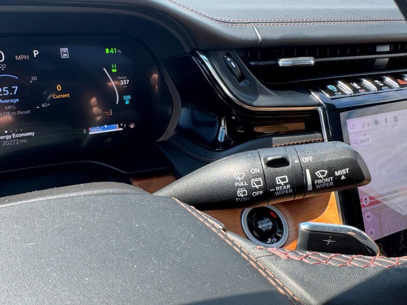 Jeep Grand Cherokee 4xe Vehicle Full-screen Gallery Image 21