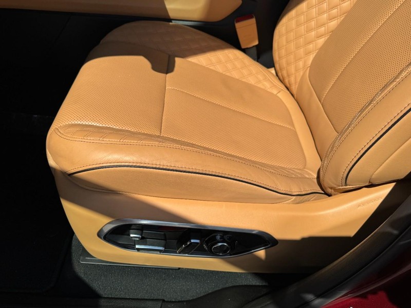 Jeep Grand Cherokee 4xe Vehicle Full-screen Gallery Image 26