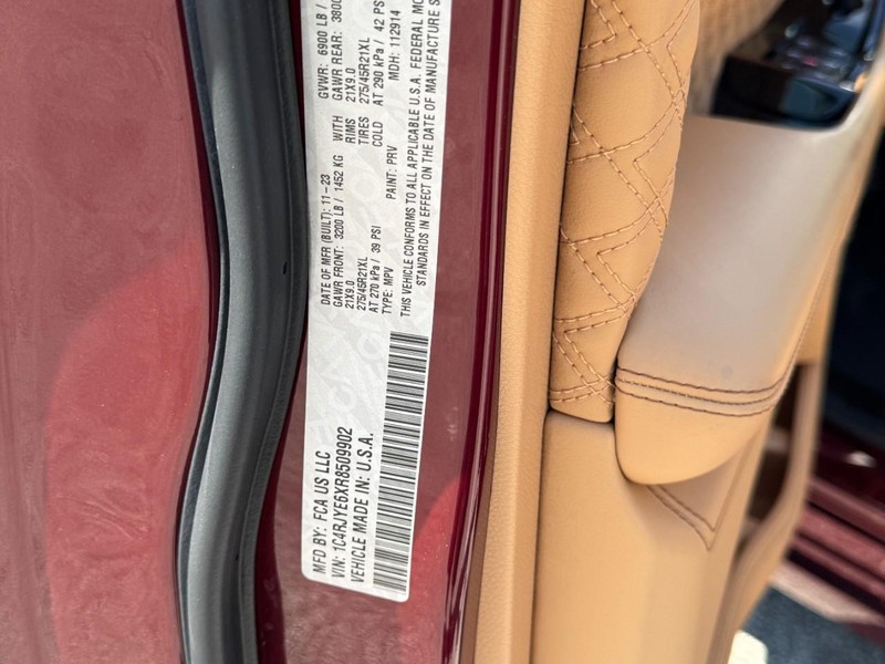 Jeep Grand Cherokee 4xe Vehicle Full-screen Gallery Image 28