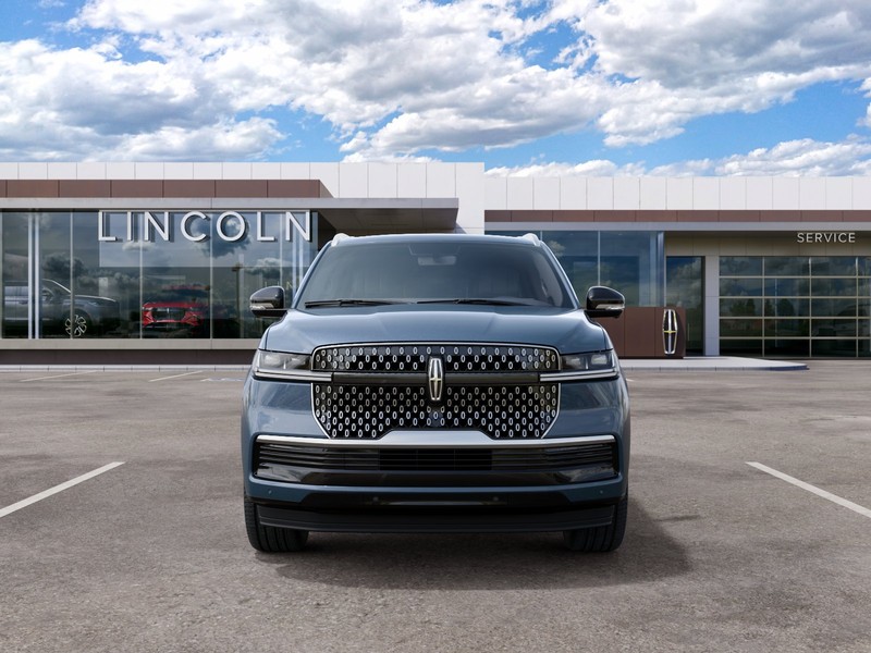 Lincoln Navigator Vehicle Full-screen Gallery Image 03