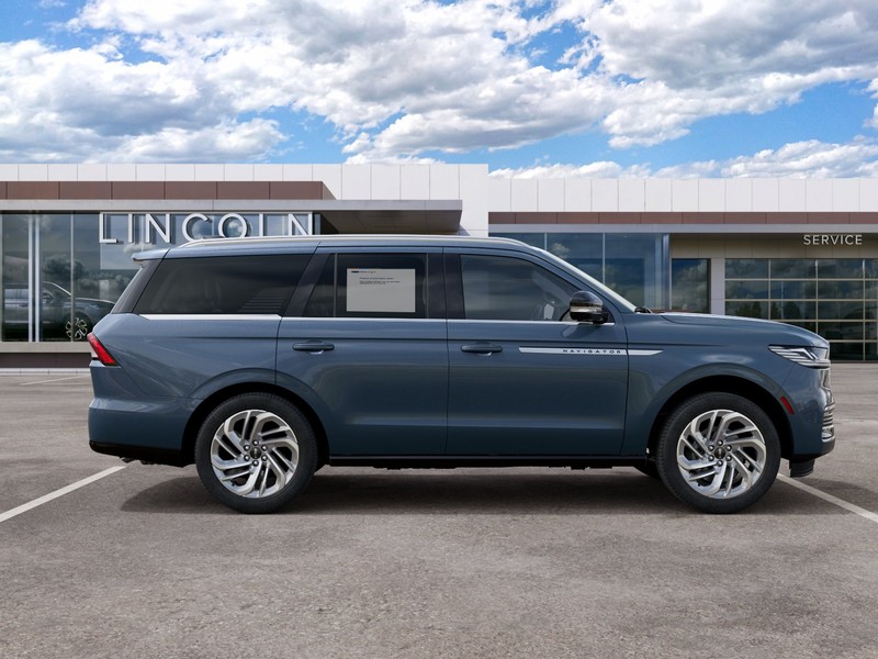 Lincoln Navigator Vehicle Full-screen Gallery Image 05