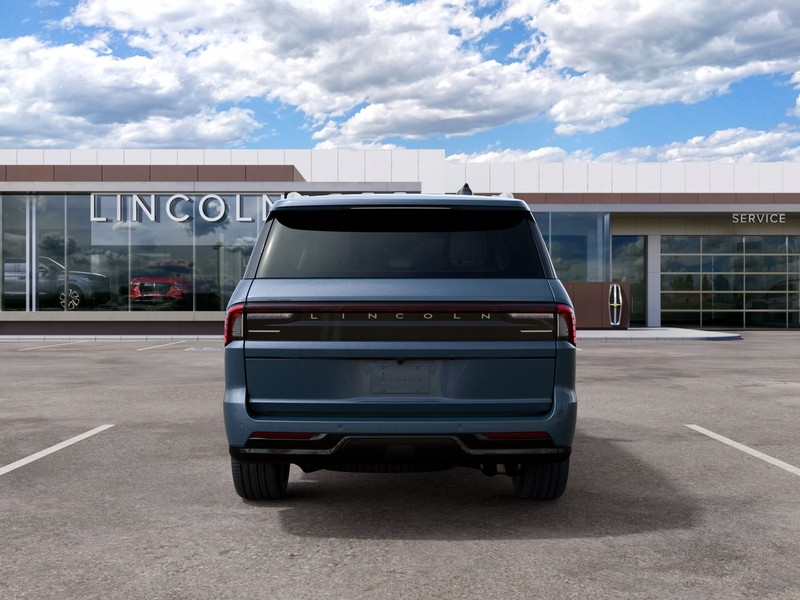 Lincoln Navigator Vehicle Full-screen Gallery Image 07