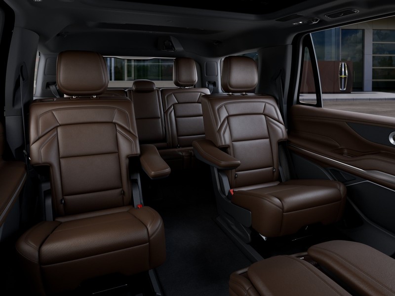 Lincoln Navigator Vehicle Full-screen Gallery Image 11