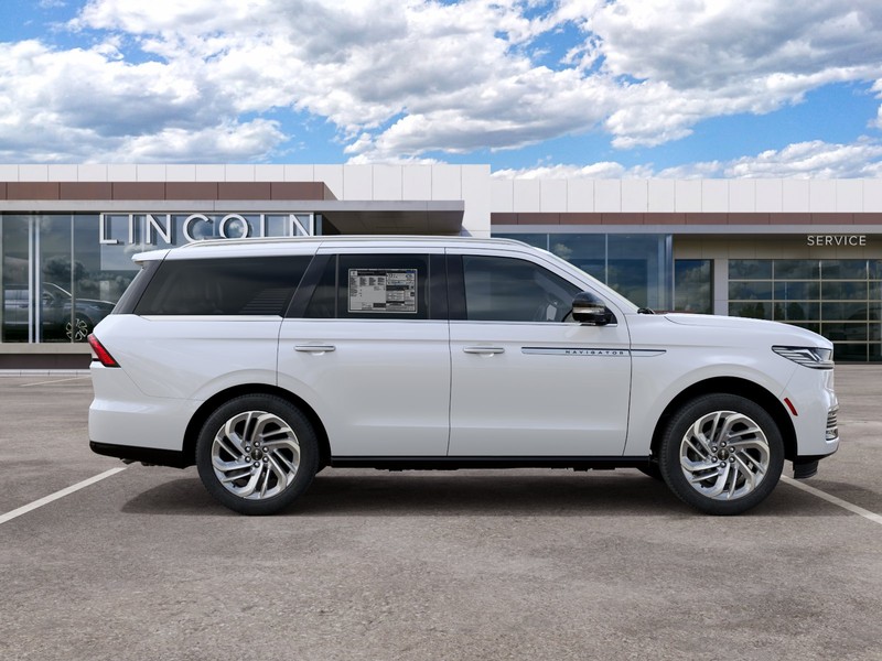 Lincoln Navigator Vehicle Full-screen Gallery Image 05