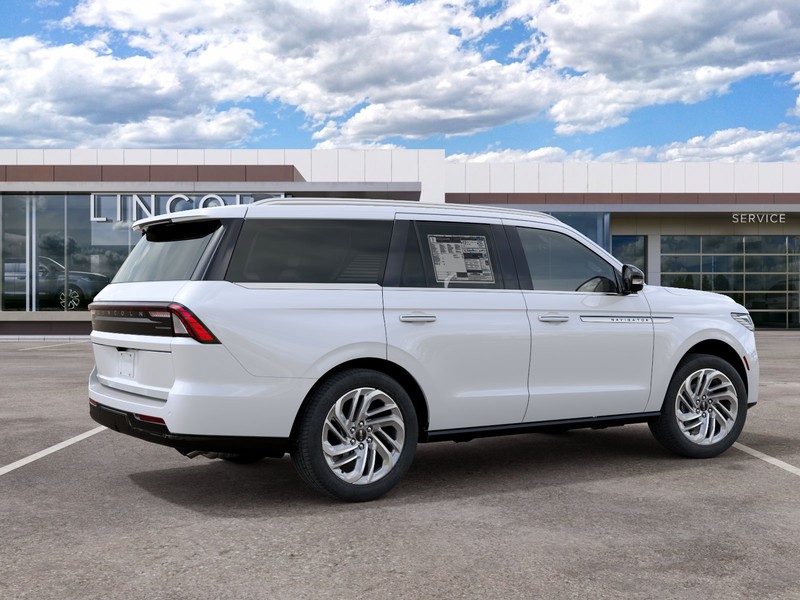 Lincoln Navigator Vehicle Full-screen Gallery Image 06
