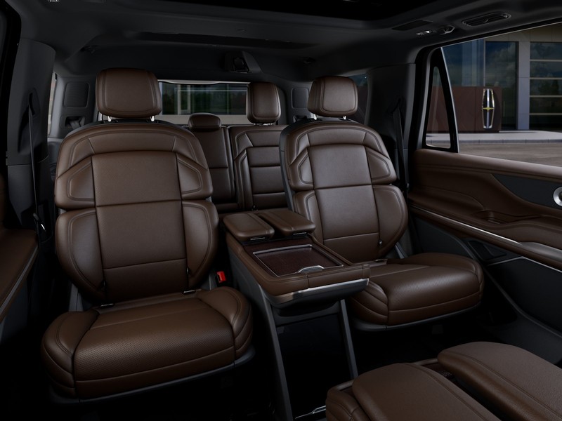 Lincoln Navigator Vehicle Full-screen Gallery Image 11