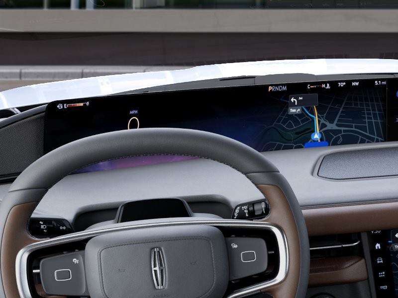 Lincoln Navigator Vehicle Full-screen Gallery Image 13