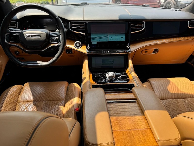 Jeep Grand Wagoneer Vehicle Full-screen Gallery Image 09
